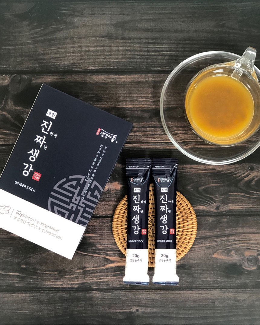 초헌 진짜생강 생강마을 10 하게 낸 완주의 8품 증하나입니다. 임금님 진상품으로 올려진 흥동생강 생강마을 초헌 진짜생강 기적 GINGER 진짜생강 하계 STICK 무 20g(15개입) | 총 무 GINGER STICK GINGER STICK 생강착즙액 [생강(국내산) 100%] 300g (684kcal) 60% 20g 20g 생강농축액 생강농축액