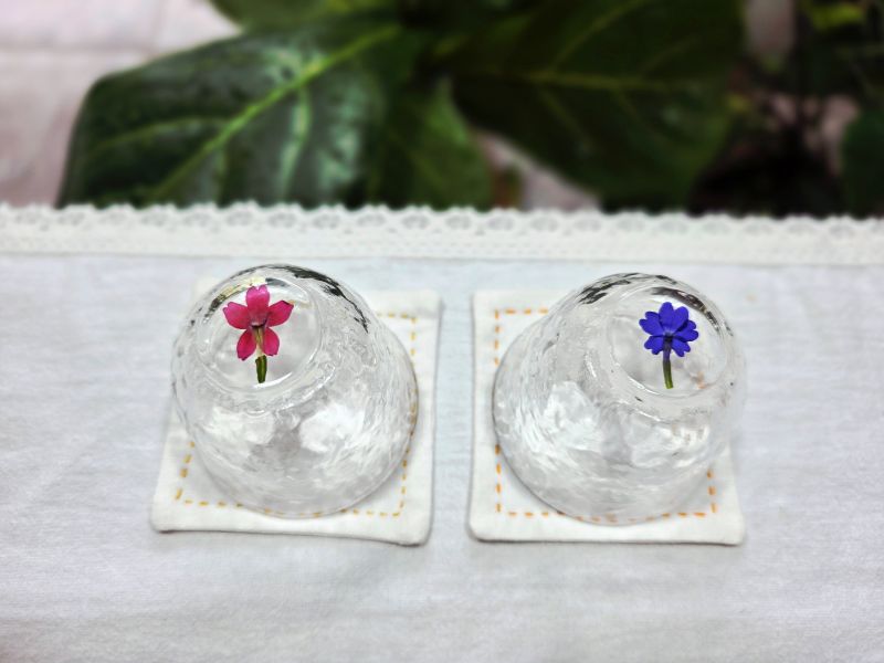손바느질 중인 티메트 사진입니다.